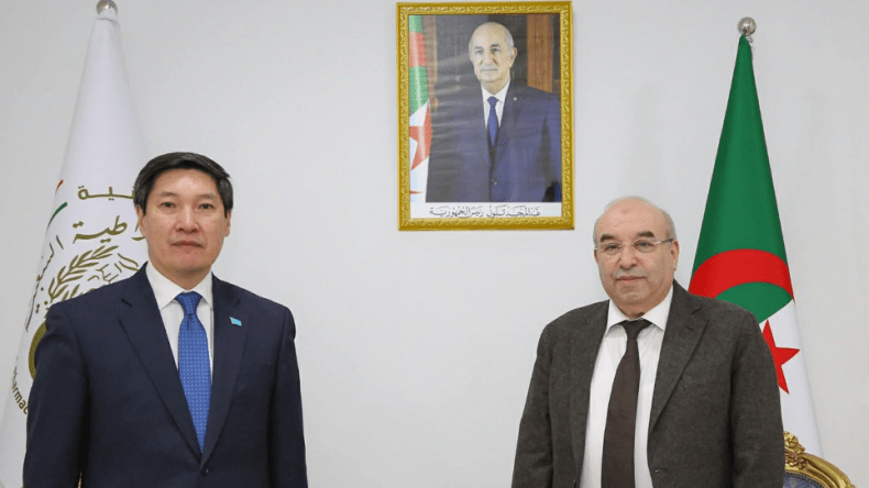 مباحثات جزائرية كازاخستانية لتعزيز التعاون الصيدلانية والطب البديل