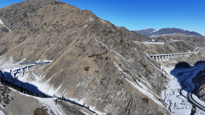 افتتاح أطول نفق طريق سريع في العالم