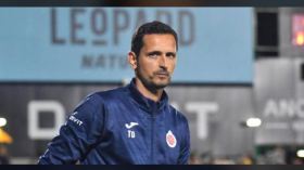 إقالة مدرب لاعب دولي جزائري