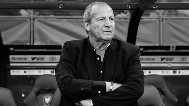 وفاة المدرب الفرنسي السابق رولان كوربيس عن 72 عاماً