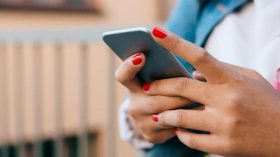 نساء يستخدمن أجهزة  للتجسس.. التكنولوجيا تكشف تلاعبات الرجل