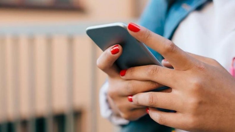 نساء يستخدمن أجهزة  للتجسس.. التكنولوجيا تكشف تلاعبات الرجل