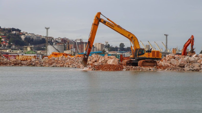 مشروع الخط المنجمي عنابة – بلاد الحدبة: 23 باخرة لإنجاز أشغال الحفر تحت الماء (صور)