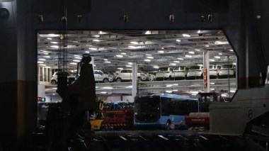 ميناء “جن جن” يستقبل شحنة جديدة من الحافلات الصينية (صور)