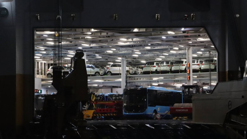 ميناء “جن جن” يستقبل شحنة جديدة من الحافلات الصينية (صور)