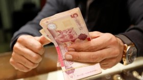 دولة عربية تخفض قيمة عملتها بنسبة 14.7 بالمئة