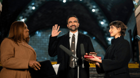 في سابقة تاريخية.. عمدة نيويورك يؤدي اليمين على نسخة من القرآن (فيديو)