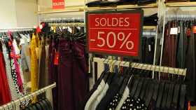 العروض الترويجية والتخفيضات تنعش أسواق الألبسة