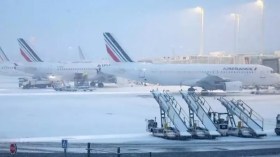 Neige: Une centaine de vols annulés dans les aéroports européens
