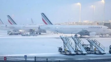 Neige: Une centaine de vols annulés dans les aéroports européens