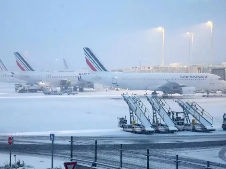 Neige: Une centaine de vols annulés dans les aéroports européens