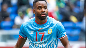 يخوض “الكان” من دون أغراضه الشخصية.. لاعب الكونغو الديمقراطية غاضب بسبب حقائبه الضائعة