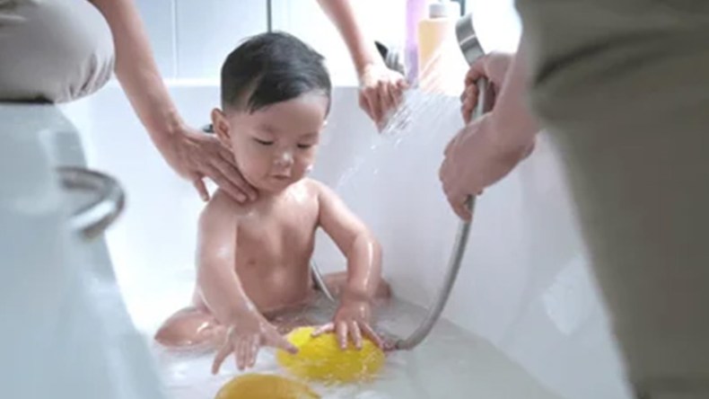 الاستحمام في الشتاء.. ضرورة صحية لا خطر على الرضّع