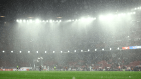 بالفيديو.. أمطار غزيرة تكشف عيوب “كامب نو”