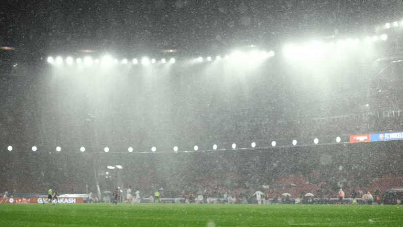 بالفيديو.. أمطار غزيرة تكشف عيوب “كامب نو”