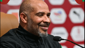 تصريحاته تثير الجدل.. هل رفع مدرب نيجيريا الراية البيضاء قبل مواجهة منتخب البلد المنظم؟