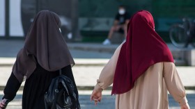 برلمان فرنسا يبدأ مناقشة مقترح قانون منع الخمار على البنات