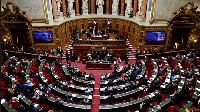 اليمين الفرنسي يتحرك لتحصين العملاء ضد التجريد من الجنسية الجزائرية!