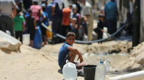 Les familles déplacées peinent à accéder à de l’eau potable à Ghaza