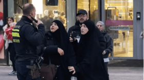 الاعتداء بالركل على محجبتين بهولندا.. فيديو يثير غضبا واسعا 