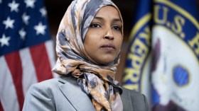 “إنه مهووس بي”.. إلهان عمر تسخر من ترامب