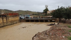 على مرآى من والدتها وشقيقها… السيول تجرف طفلة بالشلف