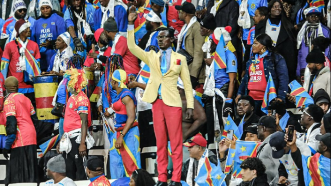 بالفيديو.. رئيس “الكاف” يستقبل المشجع “التمثال” بعد مباراة الجزائر