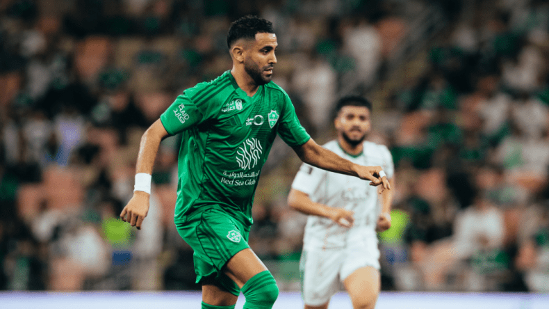 إدارة الأهلي السعودي تكرّم رياض محرز