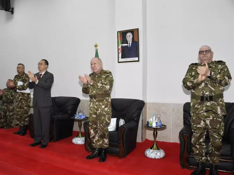 Le Général d’Armée Saïd Chanegriha suit l’opération de lancement du deuxième satellite Alsat-3B