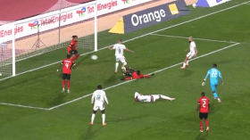 بالفيديو.. لاعب موزمبيق يخطف الأنظار بهدف غريب في مواجهة الكاميرون