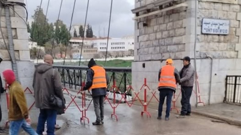 إغلاق جسرين معلقين في قسنطينة لأول مرة منذ قرن والناس تبادلوا النصائح… والنكت