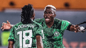 مدرب نيجيريا يوضح بخصوص فيكتور أوسيمين