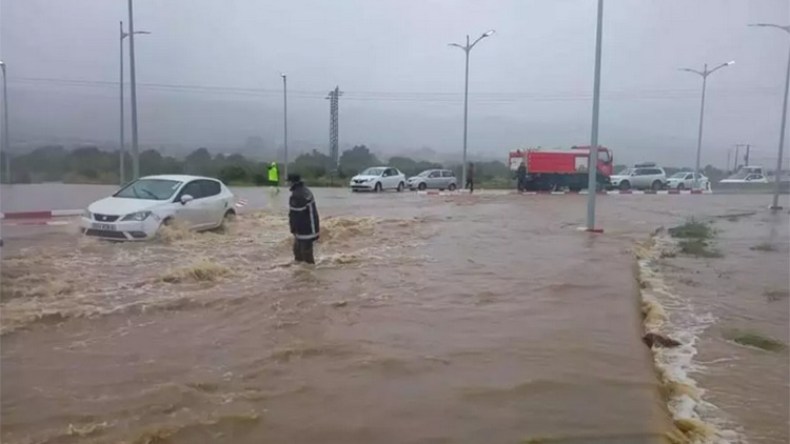 أمطار طوفانية تشل الطرقات بعدد من الولايات