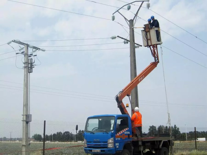 Vaste opération de maintenance du réseau électrique dans six wilayas du Sud