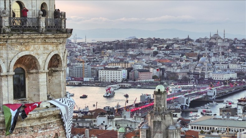 Istanbul: Près de 520 000 personnes rassemblées sur le pont de Galata pour une marche pro-palestinienne
