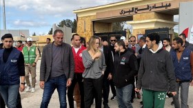 Gaza: Angelina Jolie visite le point de passage de Rafah et réitère son soutien aux Palestiniens