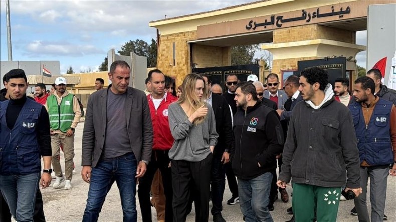 Gaza: Angelina Jolie visite le point de passage de Rafah et réitère son soutien aux Palestiniens