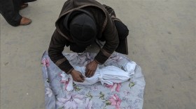 Une famille perd son bébé après 17 ans d’attente à Gaza