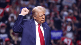 بالفيديو.. ميلانيا غير راضية عن رقص ترامب وهذا ما قالته له!