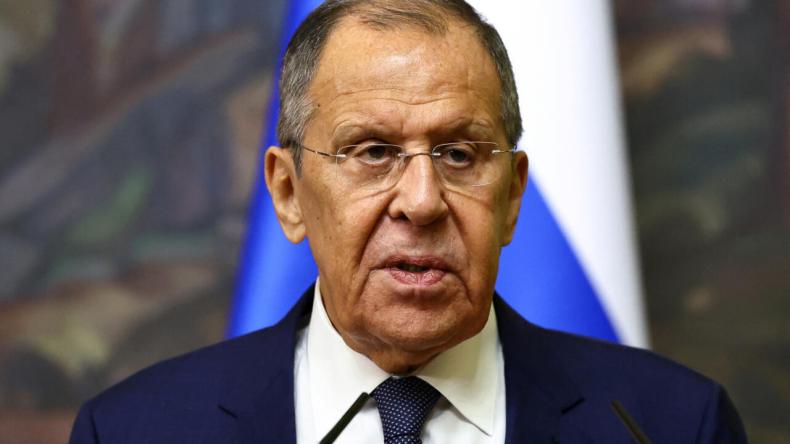 وزير الخارجية الروسي يدعو إلى الإفراج عن مادورو وإعادته إلى منصبه رئيسا لفنزويلا