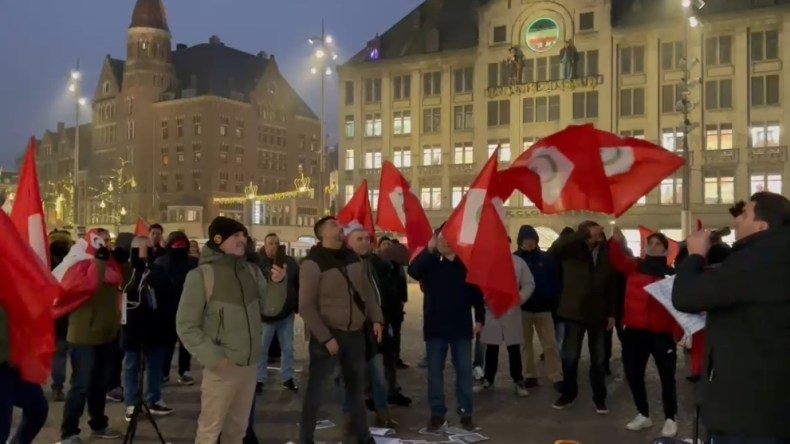 إضاءة شموع الذاكرة في أمستردام.. وقفة تضامنية تستحضر ضحايا يناير الأسود