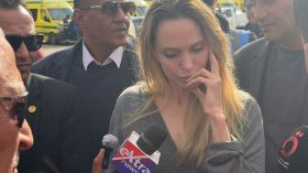 الممثلة أنجلينا جولي في معبر رفح تعبيرا عن تضامنها مع غزة