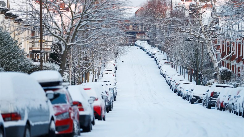 أوروبا.. الثلوج تلغي مئات الرحلات الجوية وتشل الحركة  