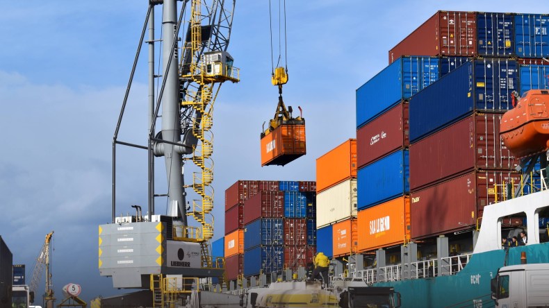 ميناء جن جن يسجّل أول عملية “شحن عابر” على المستوى الوطني