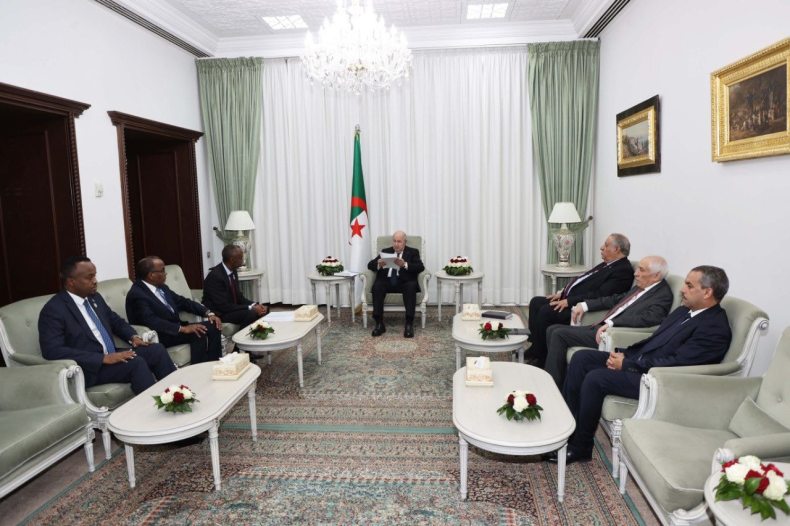 Le Président de la République reçoit l’envoyé spécial du président de la République fédérale de Somalie