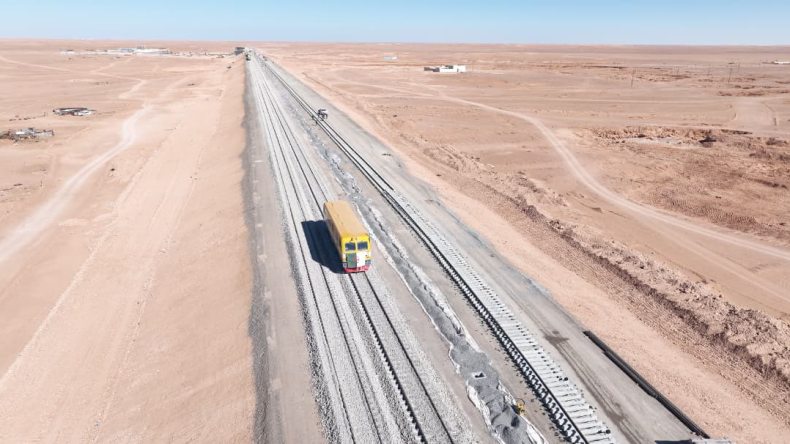 صور أول قاطرة تجوب خط السكة الحديدية بشار – تندوف