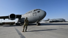 ترامب يُهدئ وواشنطن تحشد طائراتها: هل تقترب الضربة من إيران؟