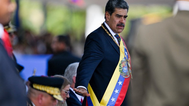 الرئيس مادورو محتجز في نيويورك.. من يحكم فنزويلا الآن؟