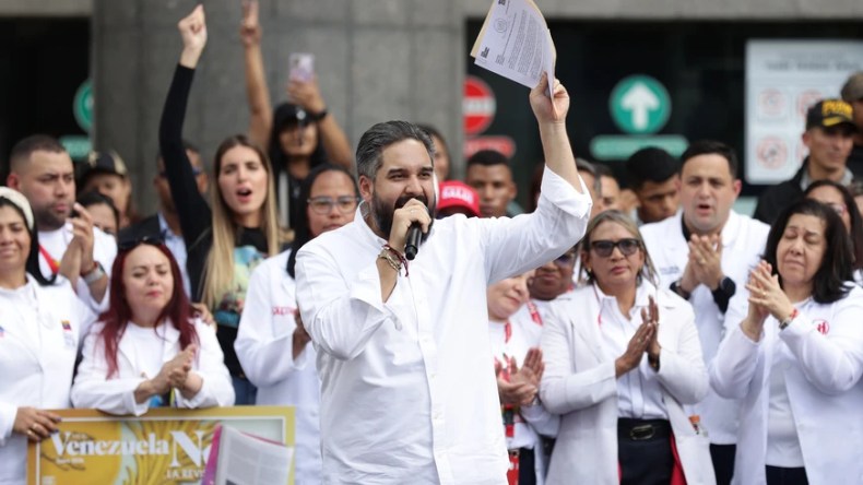 “نريد عودتهما”.. الشارع الفنزويلي ينتفض مطالبًا بالإفراج عن مادورو