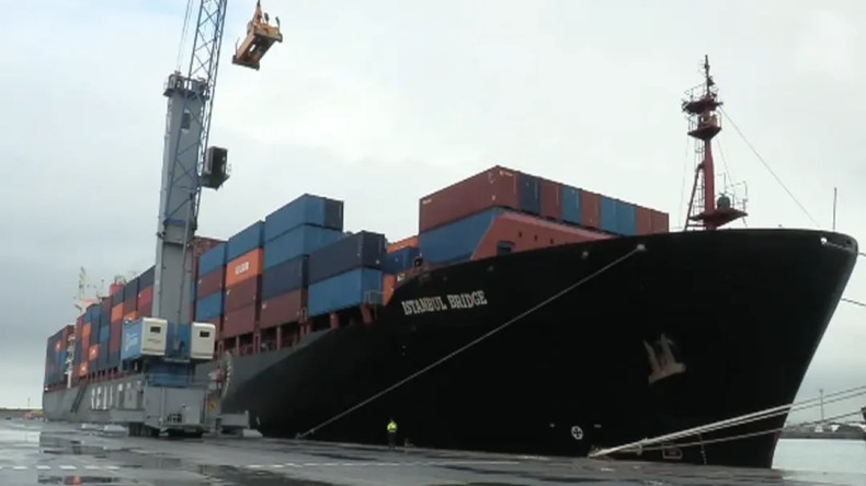 رسو أكبر حاملة للحاويات بميناء “جن جن”